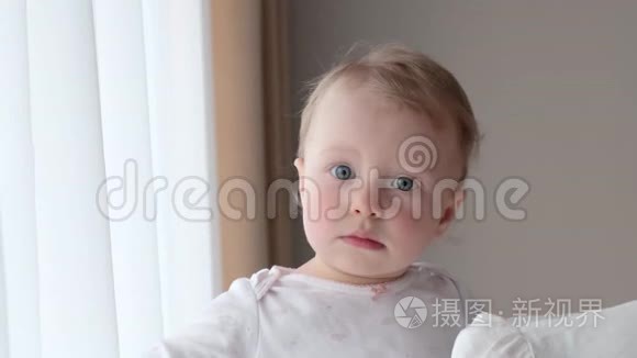 她妈妈怀里的小女孩靠近窗户。