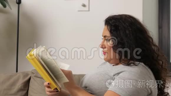 女人在家看书喝咖啡视频