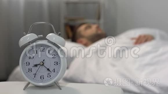 一个人睡在床上，醒着闹钟，健康的生活方式，纪律