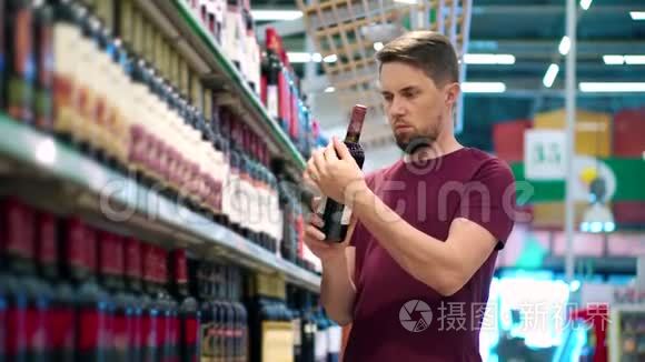 男人在超市购物区选择红酒视频