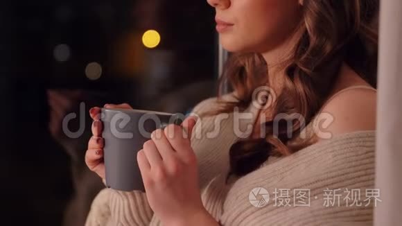 在窗口喝咖啡或茶的年轻女子视频