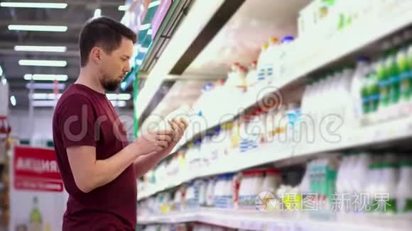 购物者在牛奶通道选择酸奶视频
