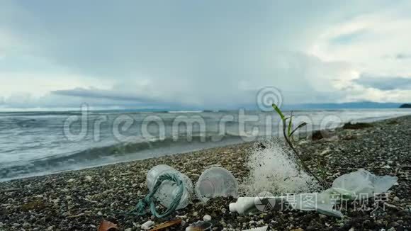 海滩被塑料和废物污染。
