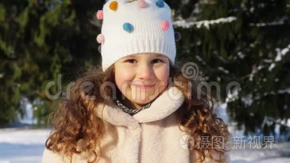 户外穿冬装的快乐小女孩视频
