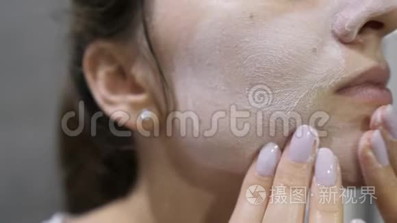 使用泡沫清洁女性面部特写。 皮肤清洁，放松，天然化妆品