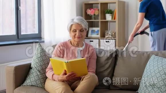 老妇人在家看书和管家视频
