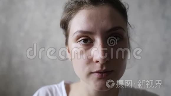 美丽和关怀。 一位皮肤完美的年轻女性在眼睛下面涂了一块修复补丁的肖像。 我看着