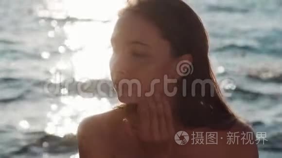 女人在面部皮肤上涂晒后的奶油视频