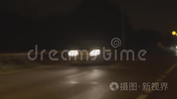 汽车在夜间沿着马路行驶视频