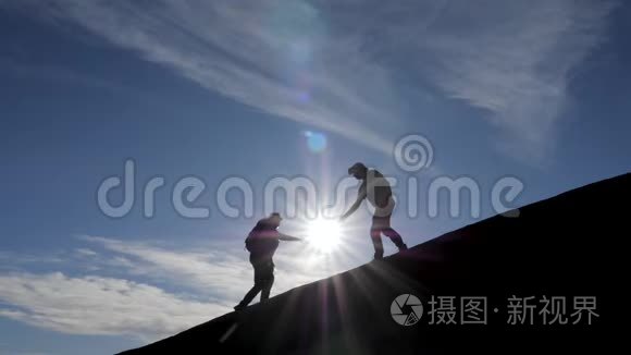 团队合作游客互相帮助登山视频