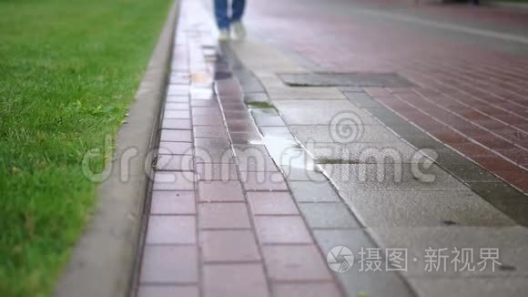 雨中一个人在草坪旁散步视频