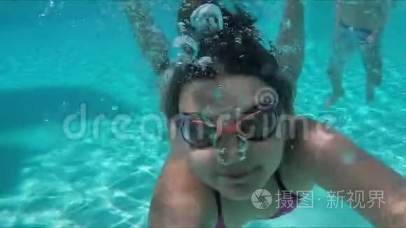 女孩潜入水下做滑稽的表情视频