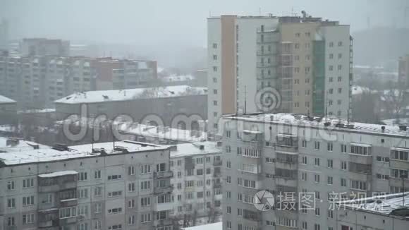 城市屋顶上的雪视频