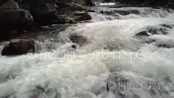 山石之间的水流..