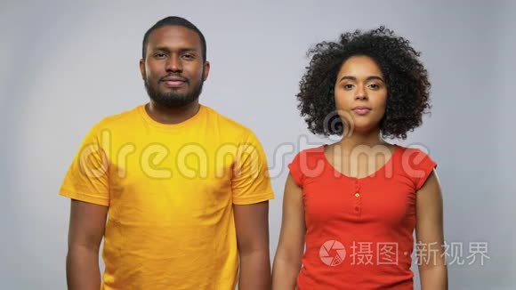 快乐的非裔美国夫妇拥抱视频