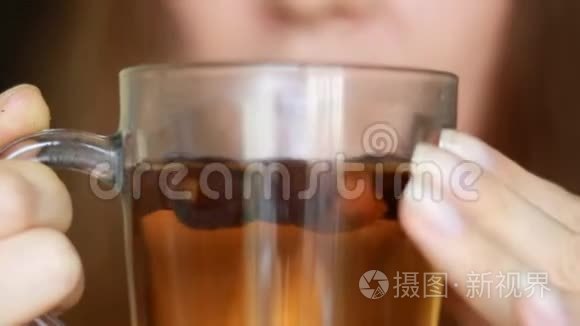 女人喝热玫瑰花茶。 感冒预防和流感治疗。 维生素C：热饮杯