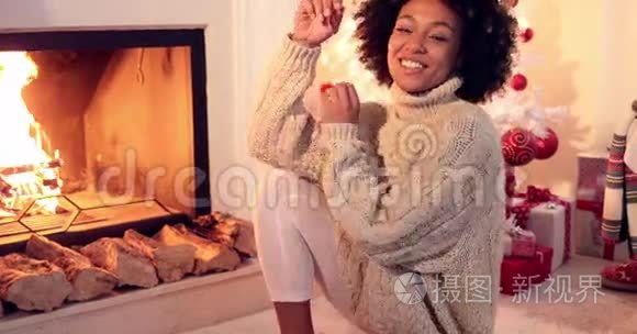 女人穿着毛衣在镜头前微笑视频