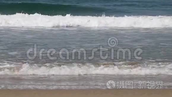 海浪冲到海滩上