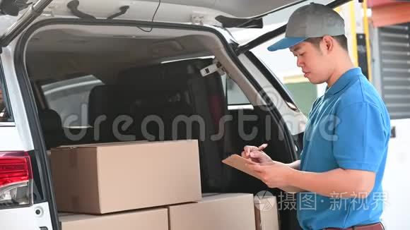 泰国邮递员检查包裹和信箱，以便送货上门。