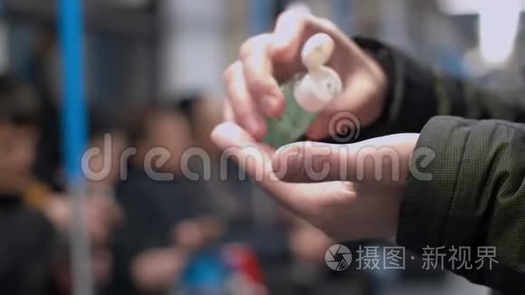 地铁里的人在用消毒器视频