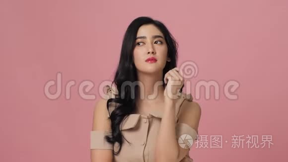 迷人的亚洲女人思考问题并找到答案。