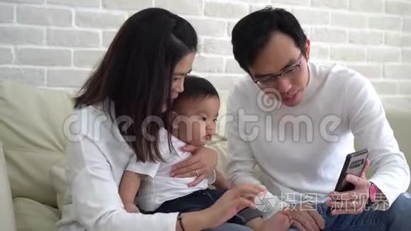 快乐的亚洲家庭在家打视频电话视频