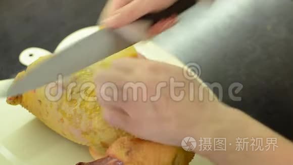 厨师用切生鸡肉视频