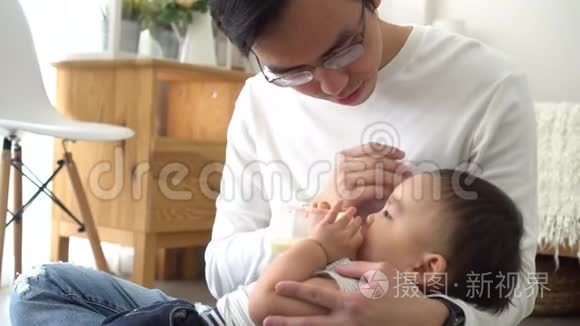 亚洲一家小父亲用奶瓶喂小男孩视频