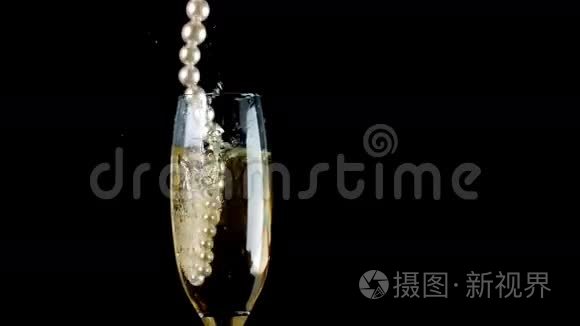 珍珠项链掉进香槟里视频