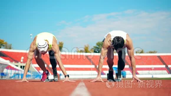 两名男子残奥会运动员的起跑视频