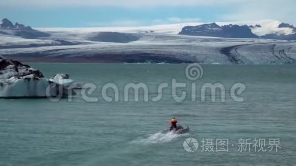 漂浮在冰山之间的船视频