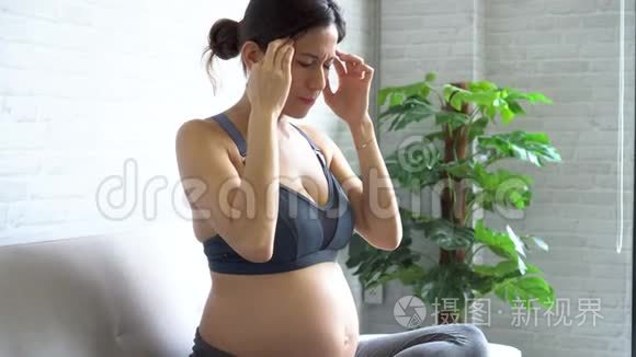 穿着运动服的亚洲孕妇头疼视频