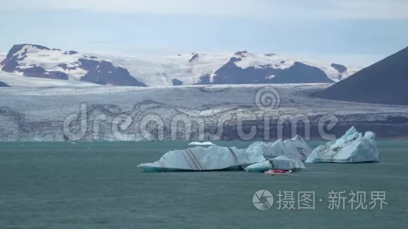 漂浮在冰山之间的船视频