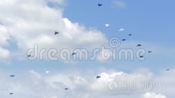 蓝色和白色风筝节日表演视频