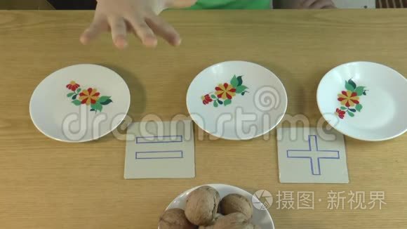 孩子解决了一个算术例子视频