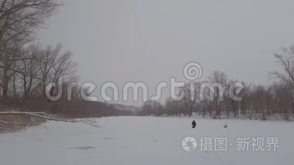 冰雪覆盖的冬季河流视频