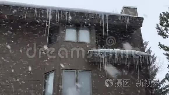 在郊区的发展中下雪视频