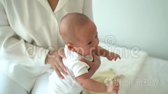 妈妈拍拍亚洲宝宝的背