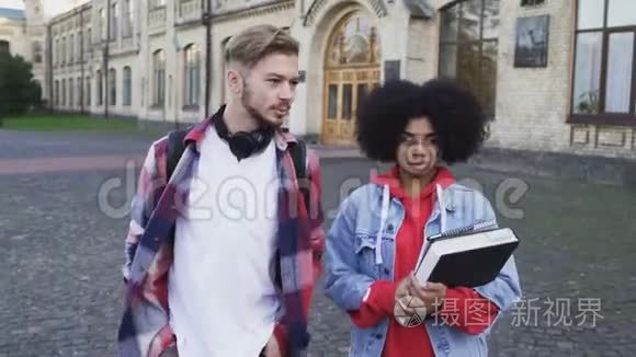 两对国际情侣在大学校园散步视频