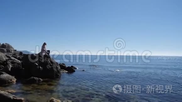 坐在海中石头上的女孩视频
