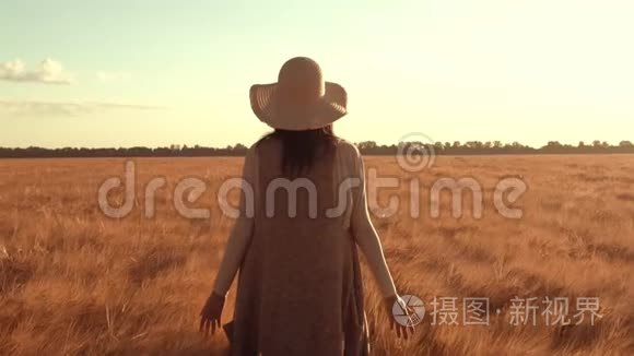 女性享受漫步乡村美景视频