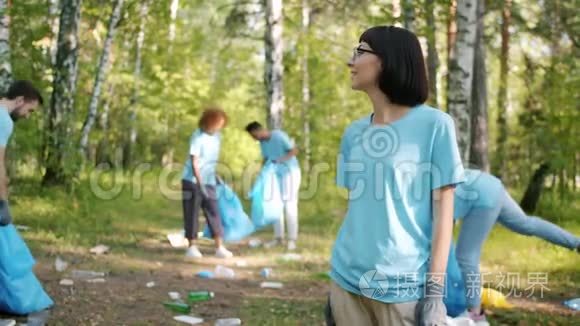 现代年轻女性生态活跃分子在森林里对着镜头微笑