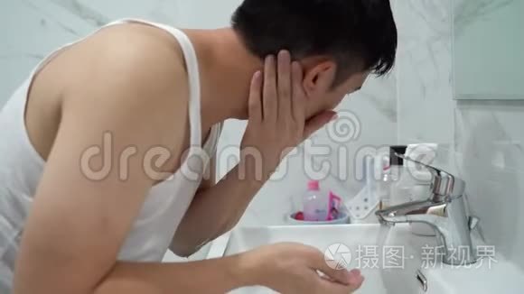 年轻人在浴室洗手池上面洗脸视频