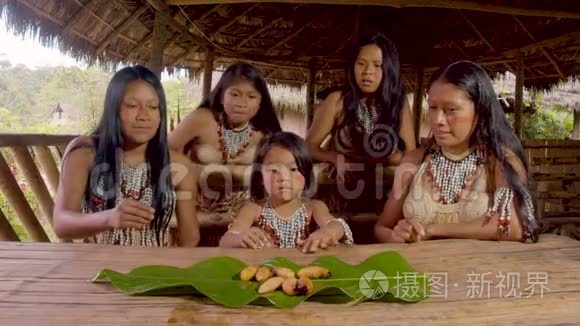 土著儿童和妇女吃蠕虫视频