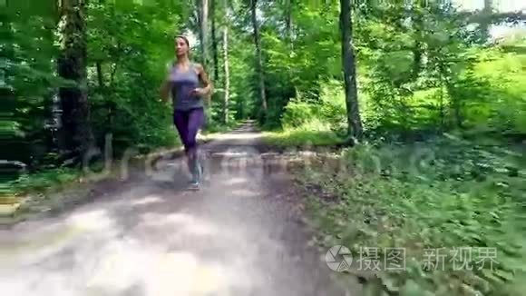 年轻女子在森林里慢跑
