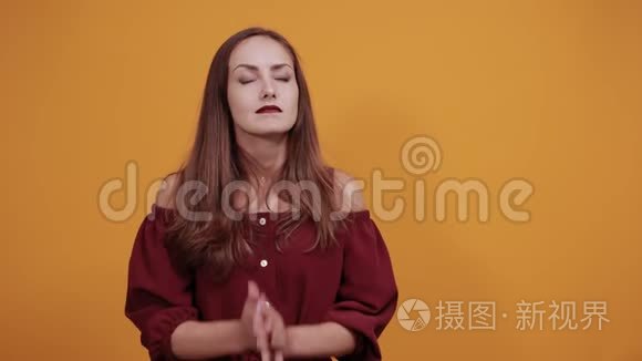 令人感动的女人祈祷视频