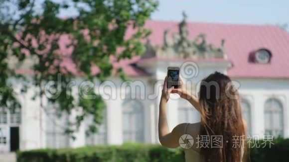 女游客为古老的古典建筑拍照视频