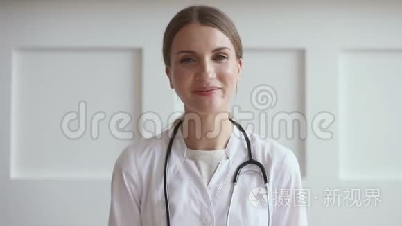 女医生视频聊天在线咨询病人