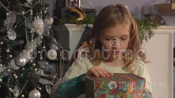 惊喜又快乐的女孩打开圣诞礼盒视频