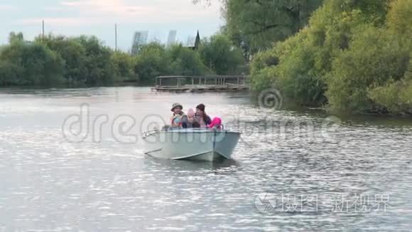 一家人在湖上驾驶一艘船